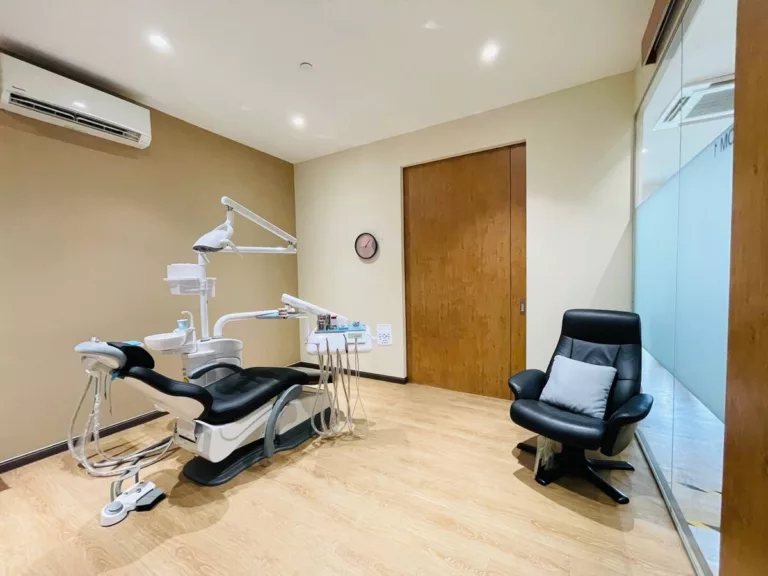 surgery room with relaxed and friendly atmosphere